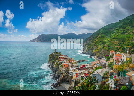 Schöne Aussicht von Vernazza, eines der fünf berühmten Fischer Dörfer der Cinque Terre, Ligurien, Italien Stockfoto