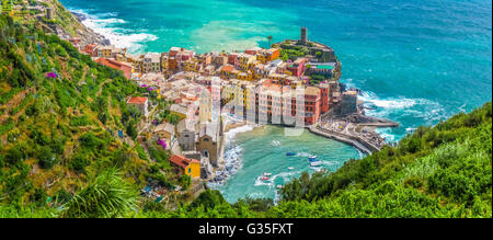 Schöne Aussicht von Vernazza, eines der fünf berühmten Fischer Dörfer der Cinque Terre, Ligurien, Italien Stockfoto