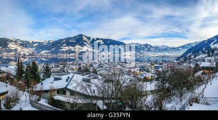 Winterlandschaft in den Alpen mit herrlichen Berglandschaft und berühmten Zeller See in Zell am See, Salzburger Land, Österreich Stockfoto