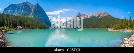 Schöner Panoramablick auf Bergsee Lake Louise im Banff National Park an einem sonnigen Sommertag, Alberta, Kanada Stockfoto