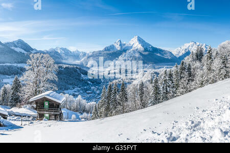 Schöne Berglandschaft in den Bayerischen Alpen mit Dorf von Berchtesgaden und Watzmann-massiv im Hintergrund bei Sonnenaufgang Stockfoto