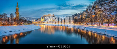 Schöne Aussicht auf die Altstadt von Salzburg mit Salzach Fluss im Winter während der blauen Stunde, Salzburger Land, Österreich Stockfoto