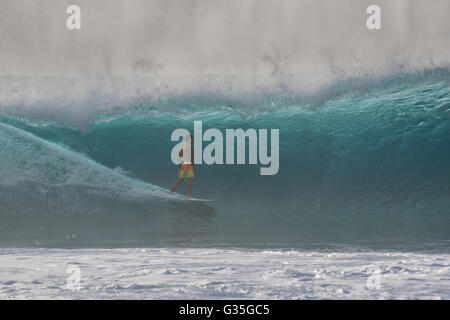 Ein Surfer in Banzai Pipeline machen es leicht aussieht während einer großen Wellengang auf der Nordküste von Oahu. Stockfoto