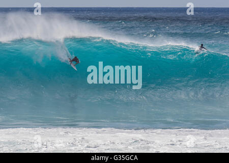 Ein Surfer bei Banzai Pipeline in einen großen Swell am Nachmittag auf der Nordküste von Oahu. Stockfoto