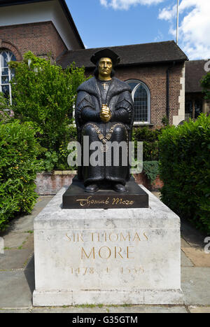 Thomas More-Statue vor dem Chelsea Old Church / All Saints, Chelsea, London, UK, Europa Stockfoto