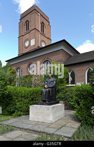 Thomas More-Statue vor dem Chelsea Old Church / All Saints, Chelsea, London, UK, Europa Stockfoto