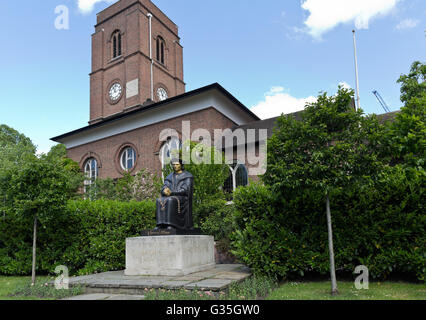 Thomas More-Statue vor dem Chelsea Old Church / All Saints, Chelsea, London, UK, Europa Stockfoto