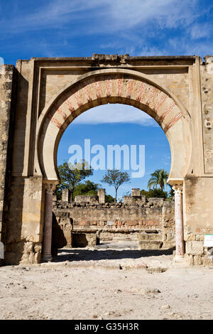 Detail der Bogen Haupteingang des großen Portikus in Medina Azahara mittelalterlichen Palast-Stadt in der Nähe von Cordoba, Spanien Stockfoto