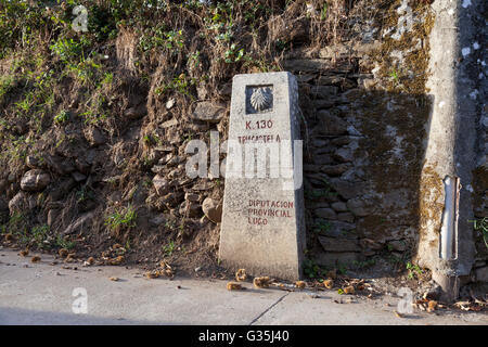 Triacastela, Spanien: Marker im Dorf Angabe 130 Kilometer Entfernung nach Santiago De Compostela. Stockfoto