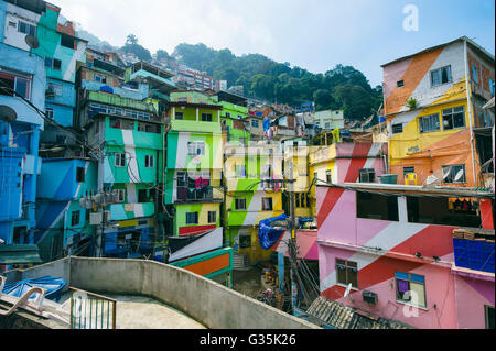 RIO DE JANEIRO - 31. März 2016: Bunte Gebäude markieren den Eingang in die Gemeinschaft Santa Marta (Favela). Stockfoto