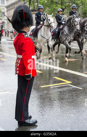 LONDON - 18. Mai 2016: Guard steht stramm wie eine Pferdekutsche Prozession tragen Queen Elizabeth in Richtung Buckingham Palace. Stockfoto