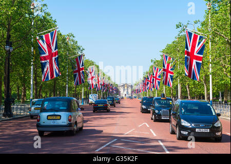 LONDON - 6. Juni 2016: Verkehr Bahnen entlang der Mall, eine Durchgangsstraße Buckingham Palace mit Horse Guards Parade zu verbinden. Stockfoto