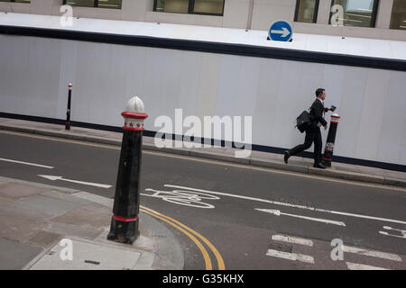 Londoner Spaziergang durch Coleman Street, folgen Sie den Hinweisen der gegnerischen Pfeile in der City of London, England. Stockfoto