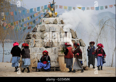 CHINA Yunnan, Lugu-See, ethnische Minderheit Mosuo, die buddhistischen und Frauen haben eine Matriarchin / CHINA Provinz Yunnan, Ethnische Minderheit Mosuo am Lugu-See, Mosuo Sind Buddhisten Und Mosuo Frauen sterben Ueben Ein Matriarchat aus, Frauen Mit Gebetsmuehlen Umrunden Einen Scgrein am Lugu-See Stockfoto