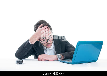 Wütend junger Geschäftsmann mit Probleme und Stress an seinem Arbeitsplatz. Isoliert auf weißem Hintergrund Stockfoto