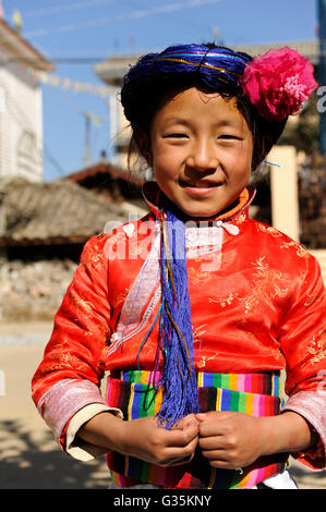 CHINA Yunnan Lugu See, ethnische Minderheit Mosuo, die buddhist sind und Frauen haben eine Matriarchin, matriarchale Gesellschaft, junge mosuo Mädchen in traditioneller Kleidung Stockfoto