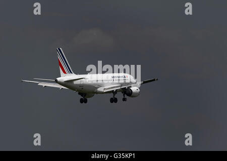 AirFrance Airbus A318 Passagierflugzeug auf der Zielseite Ansatz nach Franz-Josef-Strauß-Flughafen, München, Oberbayern, Deutschland Stockfoto