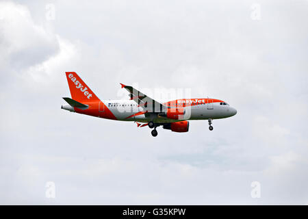 Easy Jet Airbus A319-111 Passagierflugzeug, bei der Landung Ansatz, Franz-Josef-Strauß-Flughafen bei München, Oberbayern, Deutschland Stockfoto