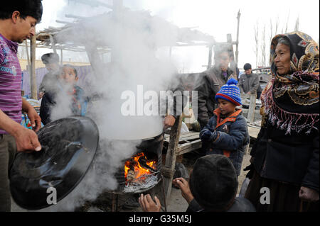 CHINA, Provinz Xinjiang, Markttag in der uigurischen Dorf Jin Erek in der Nähe der Stadt Kashgar, wo der Uiguren leben Leute, die Vorbereitung von Street Food Stockfoto