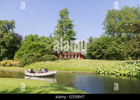 Frederiksberg, Dänemark - 7. Juni 2016: Leute auf einem Ruderboot-Tour in Frederiksberg Park. Stockfoto