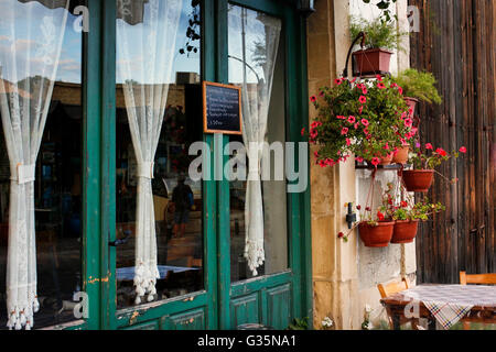 Larnaca, Zypern - 23. Mai 2016: Kleine Straße mit Café in Larnaca im Sommer. Cuprus Stockfoto