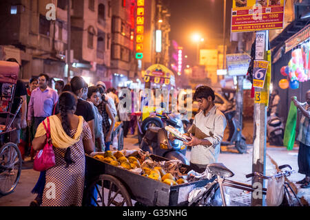 Eine Straße-Obst-Verkäufer in Delhi, Indien.  Bildnachweis: Euan Cherry Stockfoto