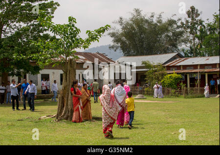 Eine Weitwinkelaufnahme des Pan Bari Village im Kaziranga Nationalpark in Indien am 13. April 2016.  Bildnachweis: Euan Cherry/UPPA Stockfoto