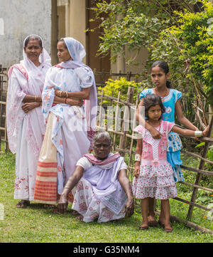 Eine Weitwinkelaufnahme des Pan Bari Village im Kaziranga Nationalpark in Indien am 13. April 2016.  Bildnachweis: Euan Cherry/UPPA Stockfoto