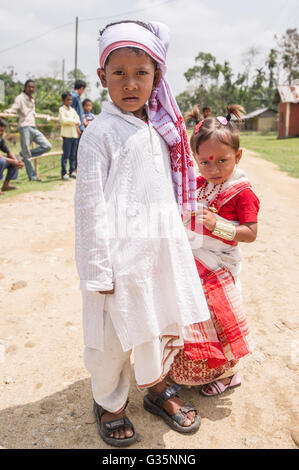 Eine Weitwinkelaufnahme des Pan Bari Village im Kaziranga Nationalpark in Indien am 13. April 2016.  Bildnachweis: Euan Cherry/UPPA Stockfoto