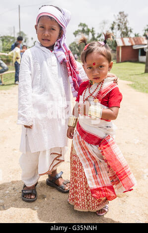 Eine Weitwinkelaufnahme des Pan Bari Village im Kaziranga Nationalpark in Indien am 13. April 2016.  Bildnachweis: Euan Cherry/UPPA Stockfoto