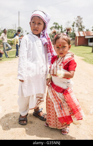 Eine Weitwinkelaufnahme des Pan Bari Village im Kaziranga Nationalpark in Indien am 13. April 2016.  Bildnachweis: Euan Cherry/UPPA Stockfoto