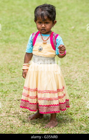 Ein junges Mädchen in Pan Bari Village im Kaziranga Nationalpark in Indien am 13. April 2016.  Bildnachweis: Euan Cherry/UPPA Stockfoto