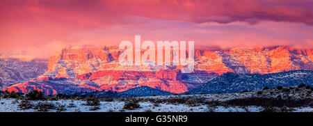Panoramablick von Red Rocks Formationen in Sedona, Arizona im Winter bei Sonnenuntergang Stockfoto