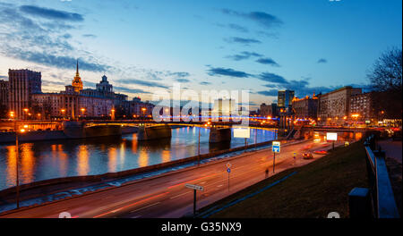 Blick auf das Haus von der Regierung der Russischen Föderation von der Moskwa in der Nacht Stockfoto
