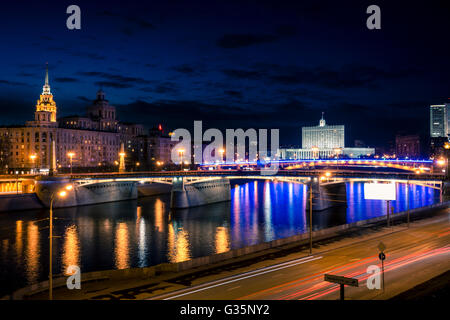 Blick auf das Haus von der Regierung der Russischen Föderation von der Moskwa in der Nacht Stockfoto