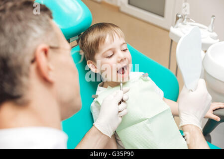 Niedliche kleine Junge Besuch Zahnarzt Zähne Check-up in Zahnklinik Stockfoto