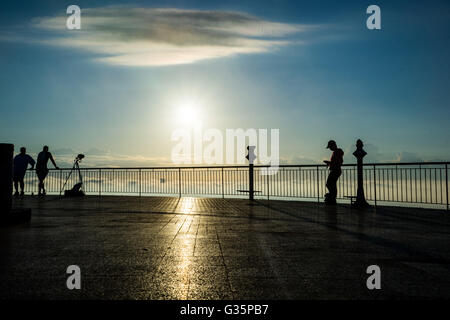 Silhouette paar Jungs kurz nach Sonnenaufgang mit Blick auf Brisbane Australien Stockfoto