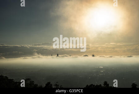 Nebligen Stadt Landschaft Blick über Stadt Brisbane Australien kurz nach Sonnenaufgang Stockfoto