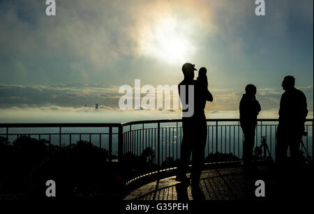 Silhouette von Papa und Baby kurz nach Sonnenaufgang mit Blick auf Brisbane Australien Stockfoto