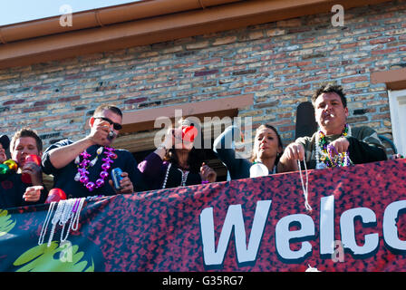 Fastnacht Jecken auf dem Balkon auf Bourbon St. New Orleans Louisiana USA Stockfoto