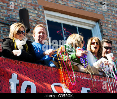 Fastnacht Jecken auf dem Balkon auf Bourbon St. New Orleans Louisiana USA Stockfoto