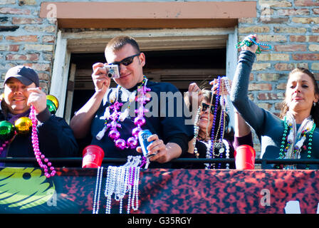 Fastnacht Jecken auf dem Balkon auf Bourbon St. New Orleans Louisiana USA Stockfoto