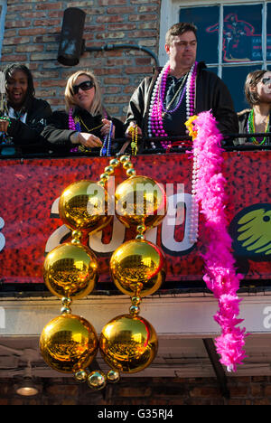 Fastnacht Jecken auf dem Balkon auf Bourbon St. New Orleans Louisiana USA Stockfoto