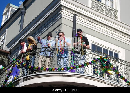 Fastnacht Jecken auf dem Balkon auf Bourbon St. New Orleans Louisiana USA Stockfoto