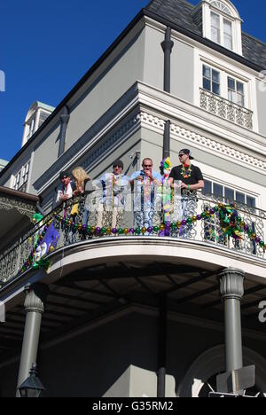 Fastnacht Jecken auf dem Balkon auf Bourbon St. New Orleans Louisiana USA Stockfoto