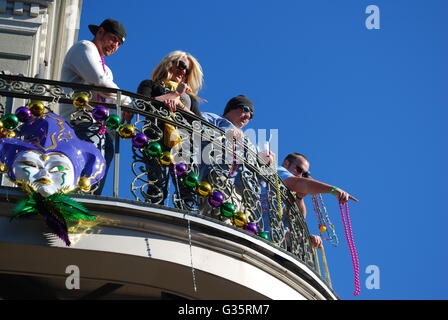 Fastnacht Jecken auf dem Balkon auf Bourbon St. New Orleans Louisiana USA Stockfoto