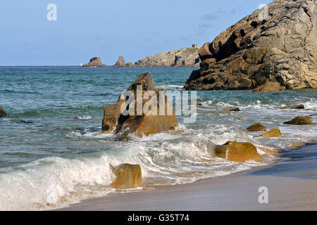 Strand und Felsen an der wilden Felsenküste von der Halbinsel Quiberon im Département Morbihan in der Bretagne Nord-West Frankreich Stockfoto