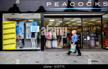 Lord Street, Southport, Merseyside, England. Passanten von außen Pfauen Frau Mode Kaufhaus, ein Mode-Kette bietet Rabatt Kleidung und Ermäßigungen auf Schuhe und Accessoires für die ganze Familie. Pfauen ist ein Mode-Einzelhandelskette mit Sitz in Cardiff, Wales. Die Kette ist ein Bestandteil der Edinburgh Woollen Mill-Gruppe und beschäftigt über 6.000 Mitarbeiter. Derzeit gibt es über 400 Pfauen Filialen befindet sich im Vereinigten Königreich; Stockfoto