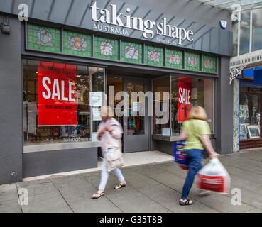 Lord Street, Southport, Merseyside, England.  Dwon Schlussverkauf für Taking Shape.   5.000 Geschäften werden voraussichtlich in den nächsten drei Jahren mit 20.000 in finanziellen Schwierigkeiten, Plus-Size-Modemarke scheitern "Taking Shape" gedacht wurde, um den Trend mit der Eröffnung eines Stores alle drei Wochen Ruckeln sein. Unter dem Motto "Feiern Ihre Kurven" bietet es jetzt 18 UK-Shops, da es im vergangenen Jahr eingeführt, und mehr als die Hälfte der britischen Frauen tragen eine Größe 16 oder älter, der versierten Markenzeichens ist Einlösung in Catering für diejenigen, die Größe 14 bis 26. Stockfoto