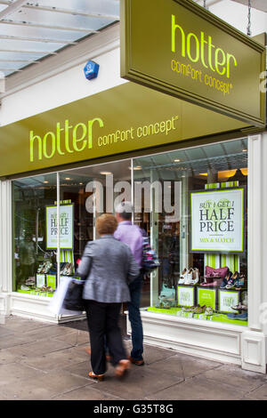 Lord Street, Southport, Merseyside, England. Passanten heißer Komfort Konzept Schuh-Shop. Komfort-Schwerpunkt Schuhe Kette, Herstellung von Eigenmarken-Schuhe und Hausschuhe für Männer und Frauen. Stockfoto